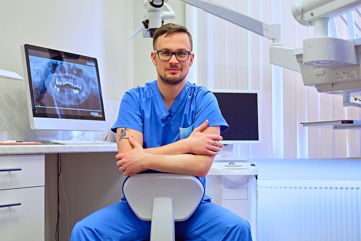 A photo of a dentist